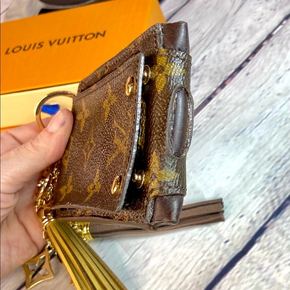 Louis Vuitton Key Cles card holder pouch keychain converted from an iPod case - Picture 3 of 12